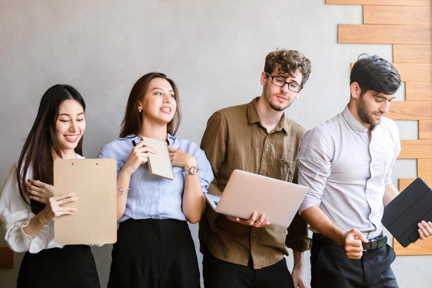 Espace de travail avec documents financiers et calculatrice