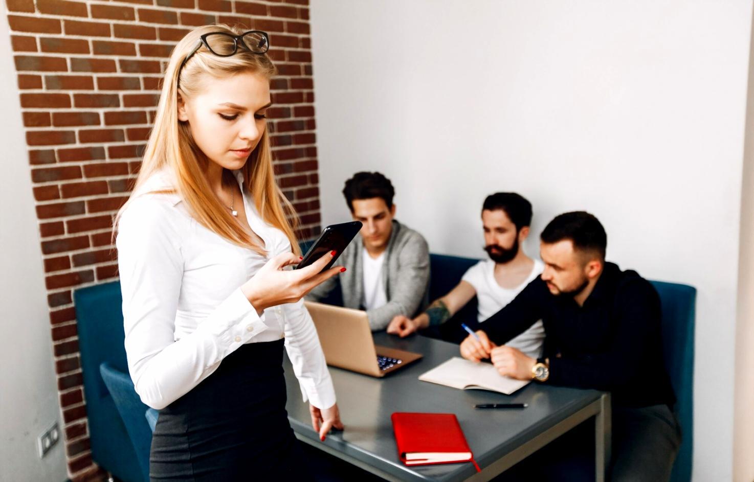 Espace de formation moderne avec équipements pour cours de finances