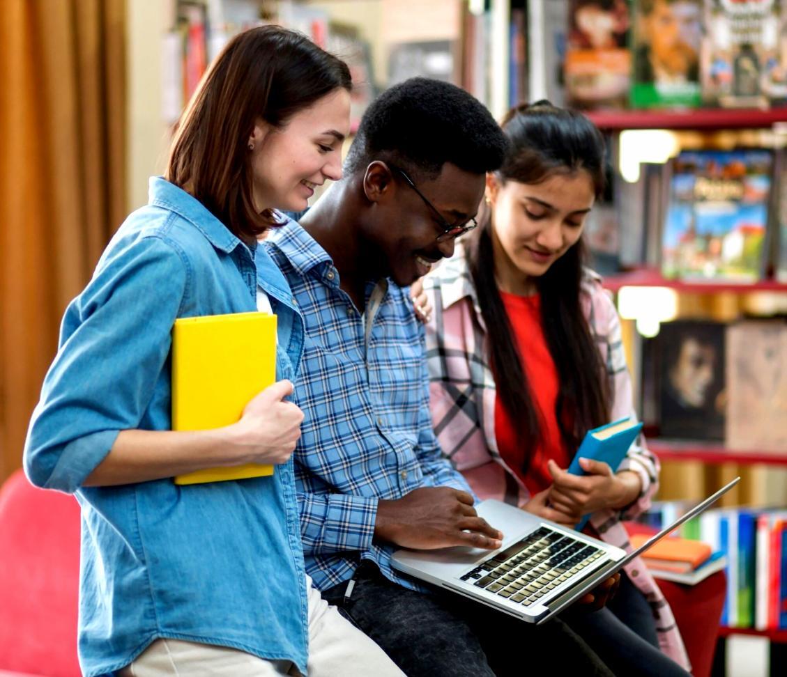 Salle de formation avec participants travaillant sur ordinateurs portables